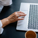 Hvordan regulerede danske platforme beskytter brugerne