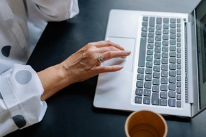 Hvordan regulerede danske platforme beskytter brugerne